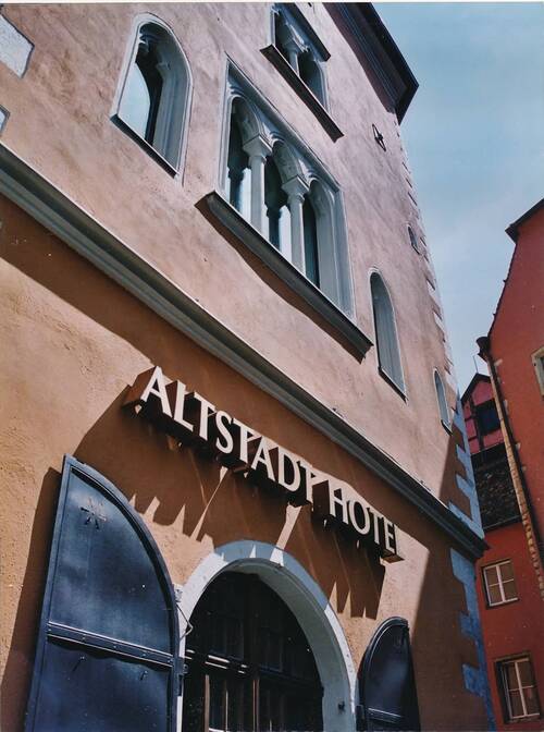 Die Fassade des Altstadt Hotels zeigt historische Fenster und einen eleganten Eingang, ideal für einen Aufenthalt in der Stadt.