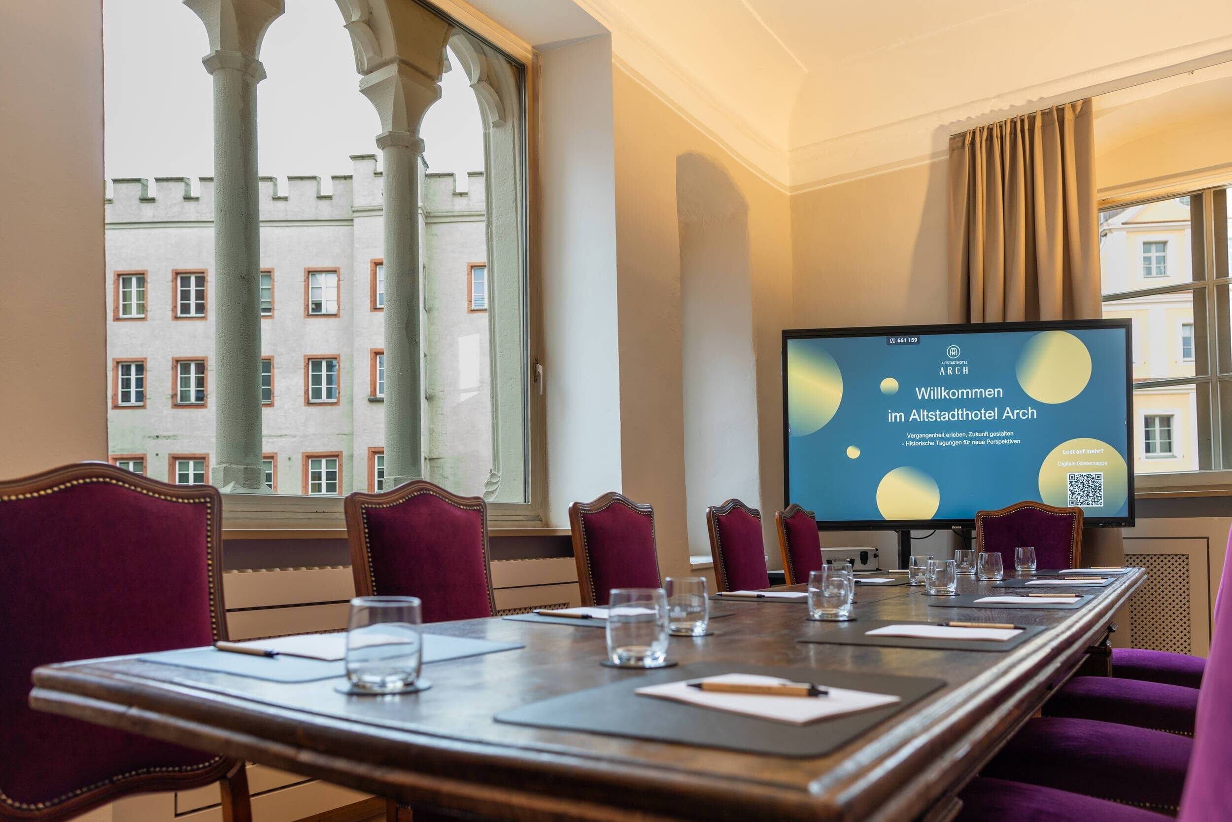 Der Konferenzraum im Altstadthotel Arch bietet eine elegante Einrichtung mit historischem Flair und modernster Präsentationstechnik für Veranstaltungen.