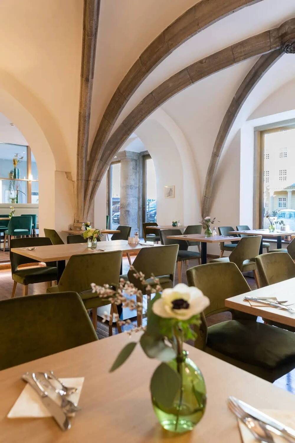 Das stilvolle Restaurant mit modernen Möbeln, sanften Farben und dekorativen Blumenarrangements, ideal für Familienessen und besondere Anlässe.